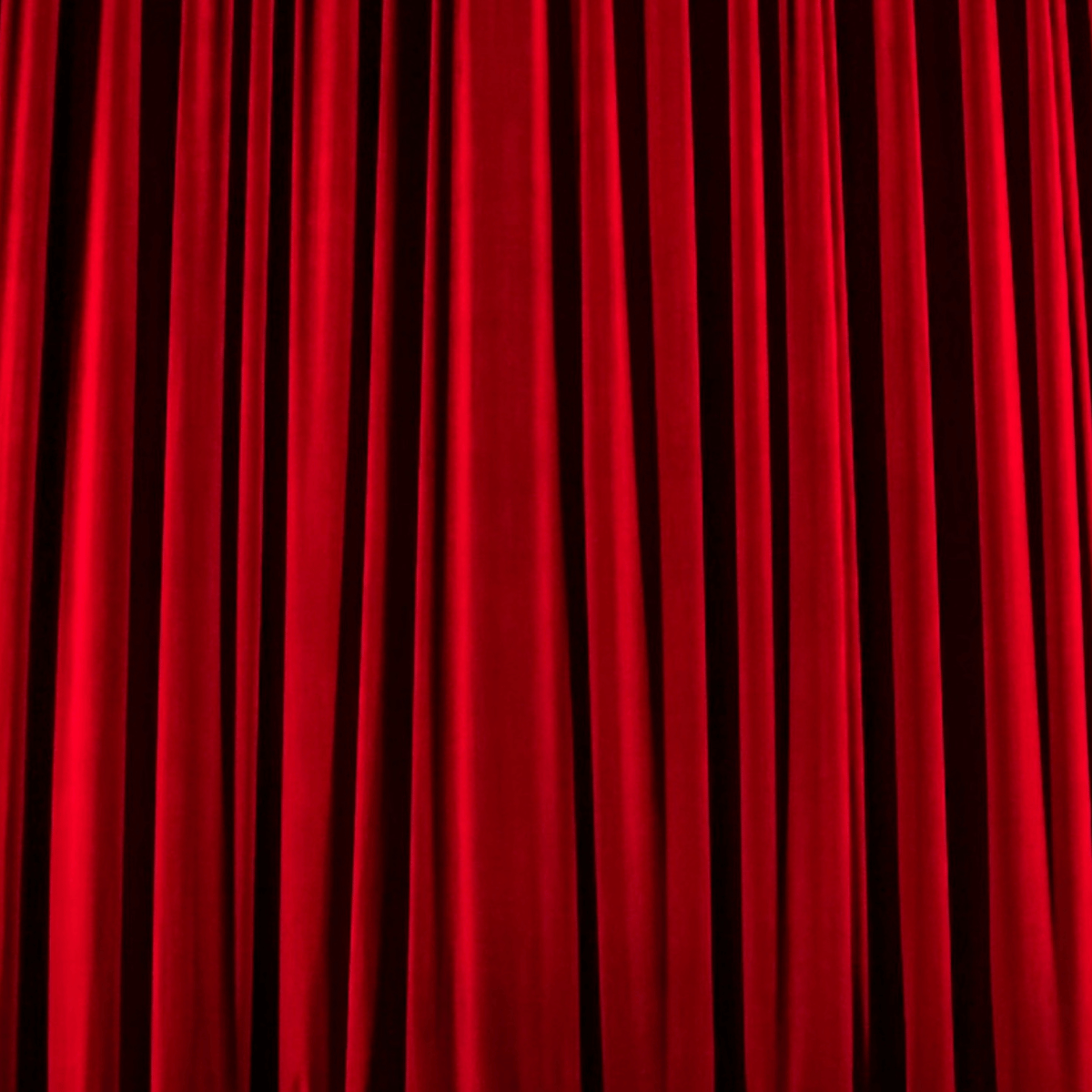 Cortina de teatro roja representando el mundo del espectáculo