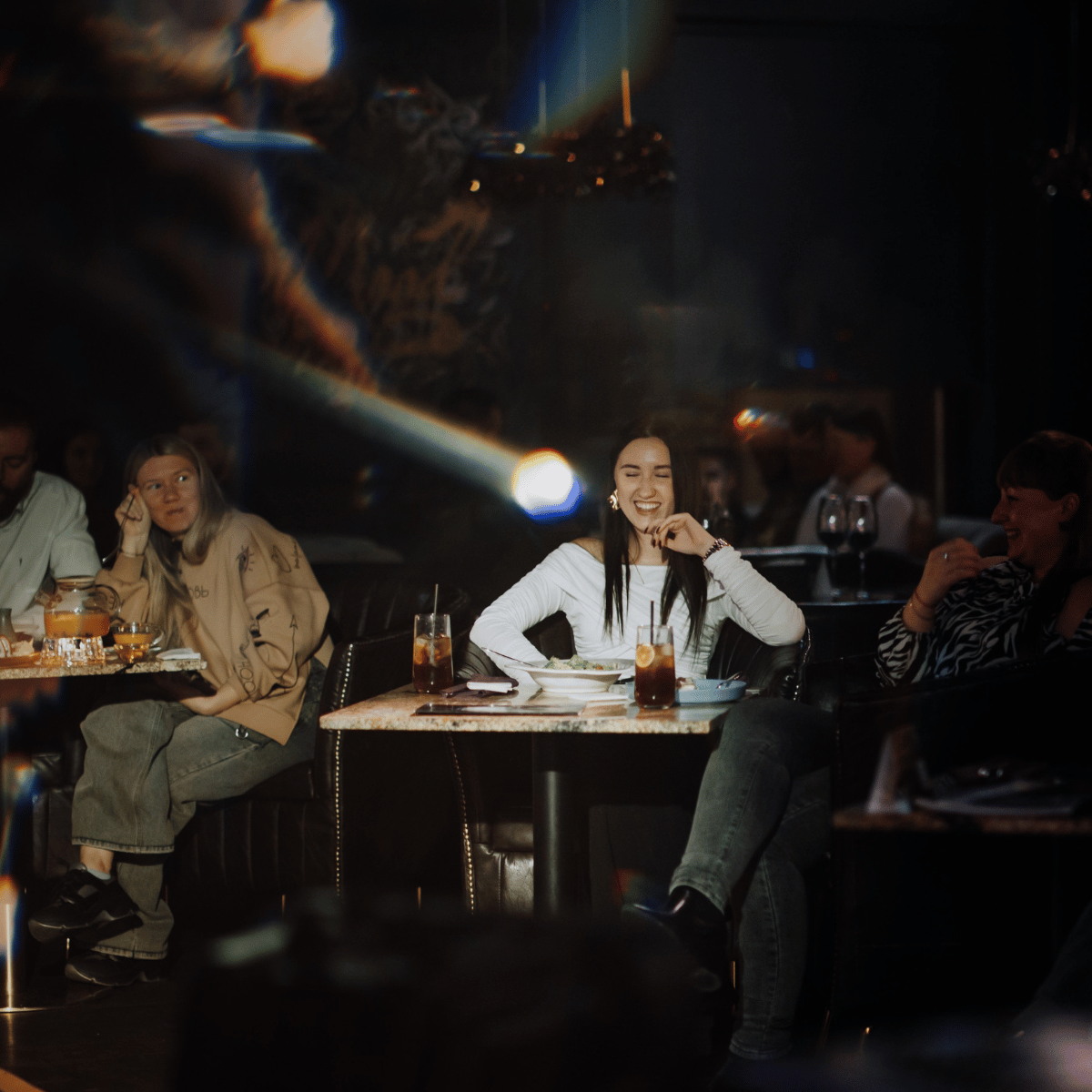 Restaurante acondicionado para shows de comedia