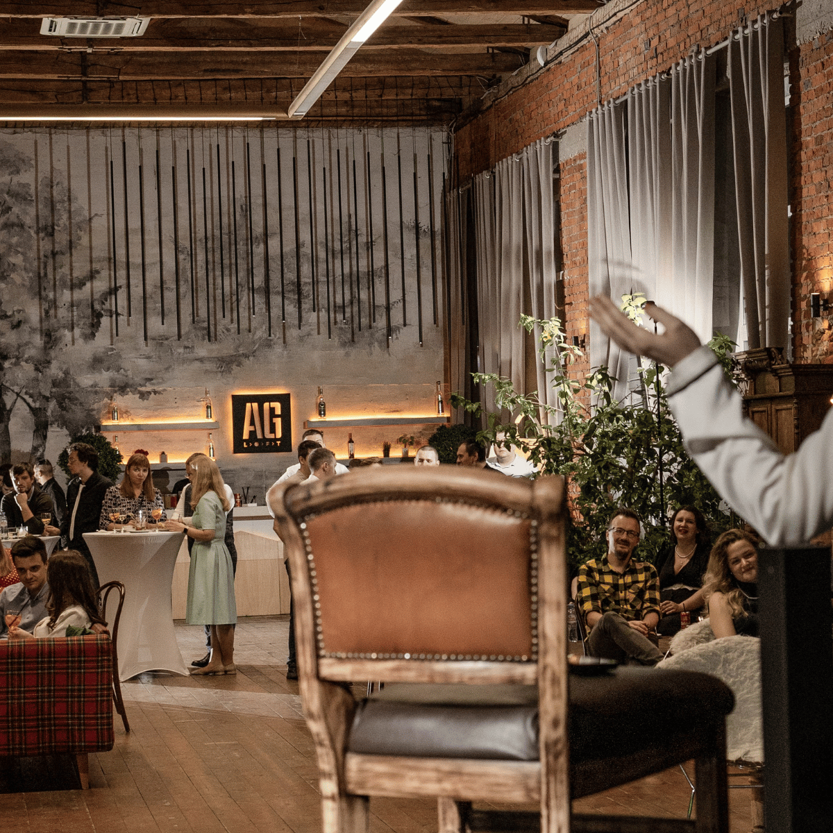 Sala con estilo industrial para eventos de comedia