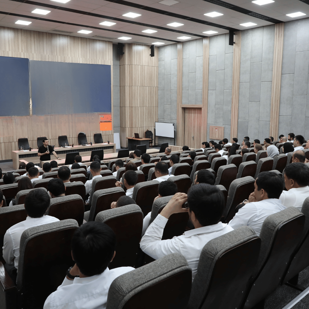 Sala de conferencias adaptada para stand-up