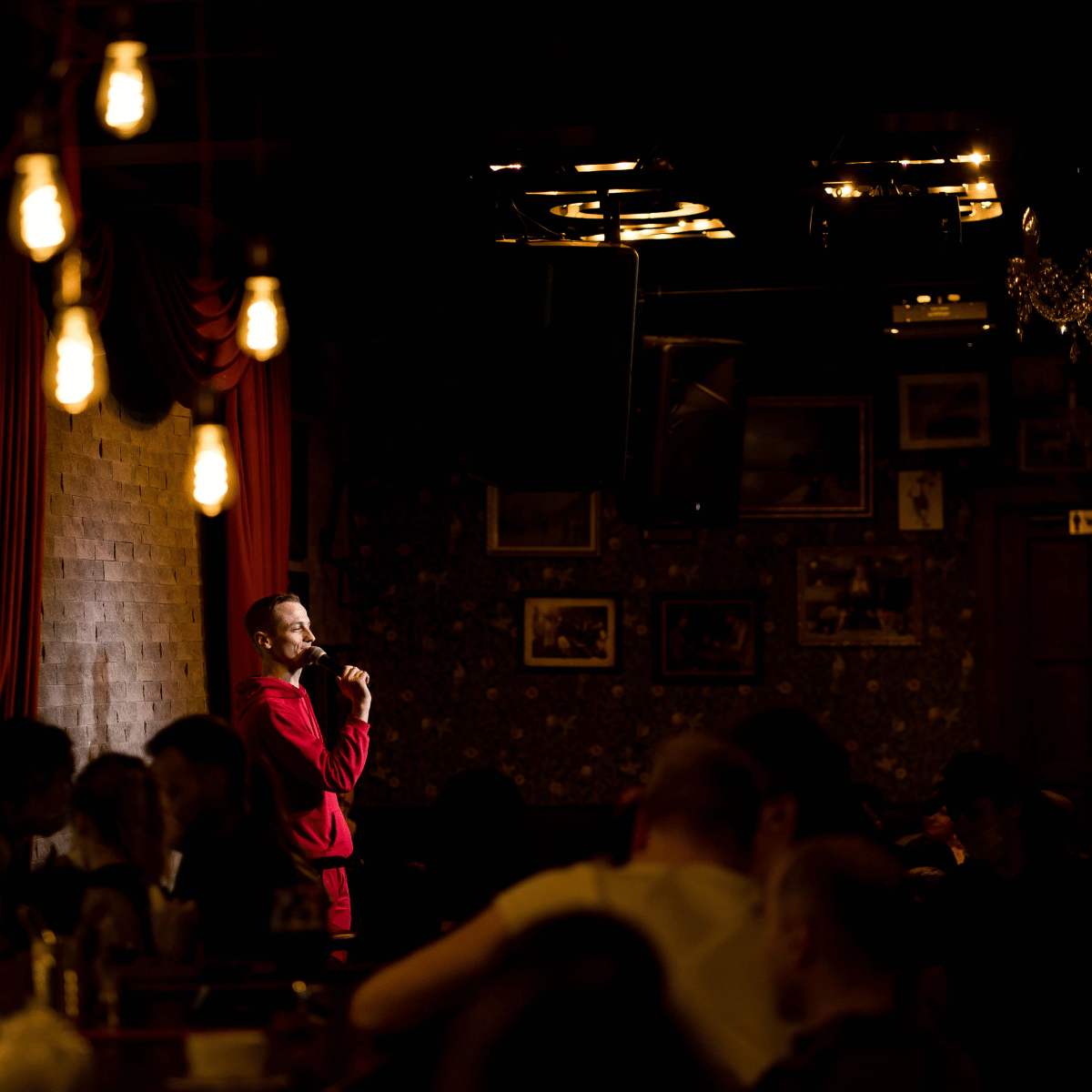 Show de stand-up en México con público emocionado