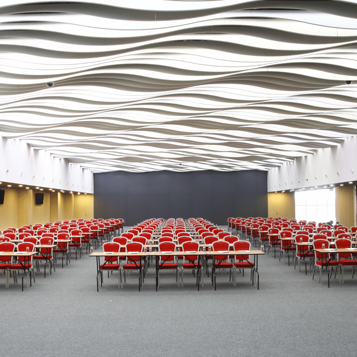Auditorio moderno para eventos de comedia grandes