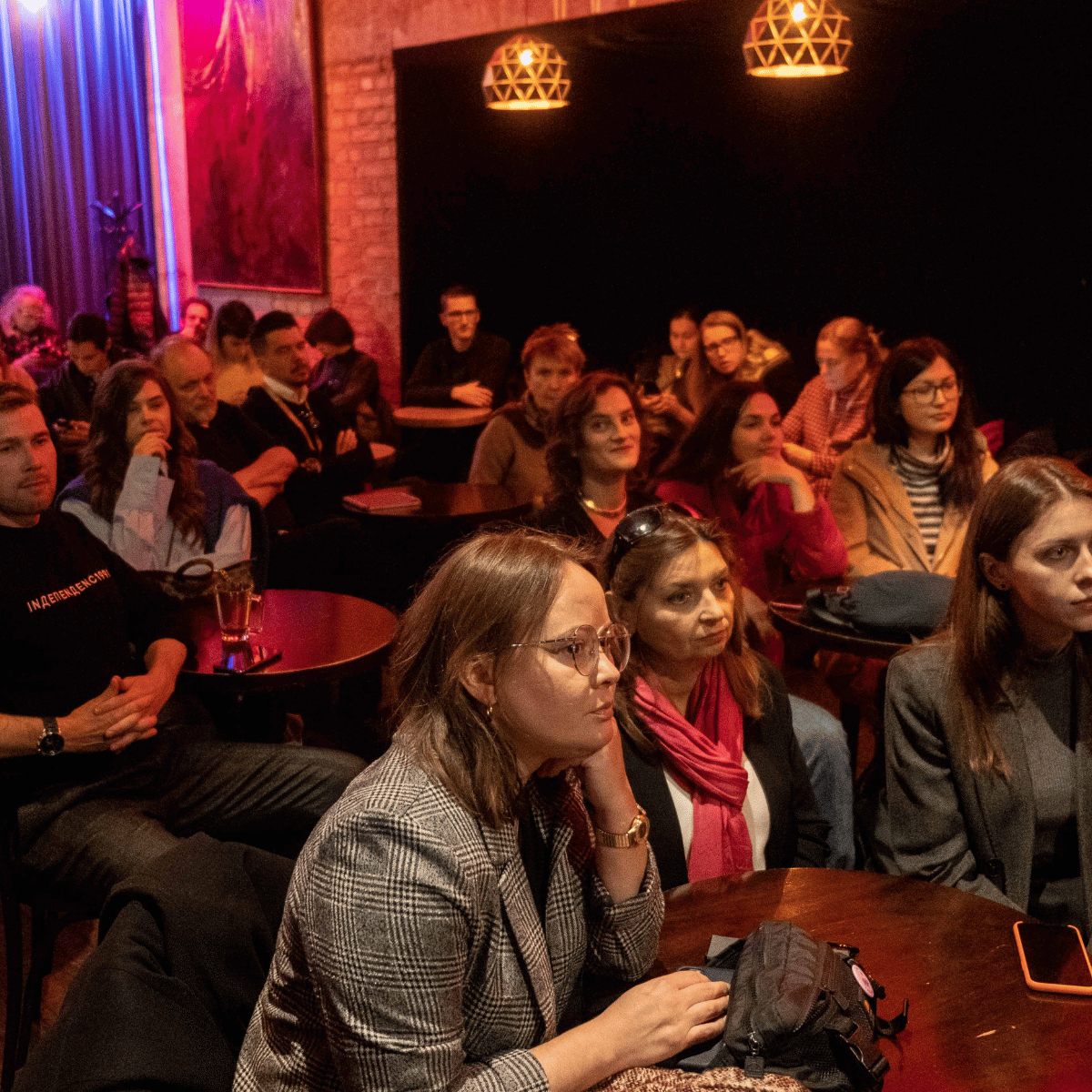 Espacio íntimo con público disfrutando de un show de comedia